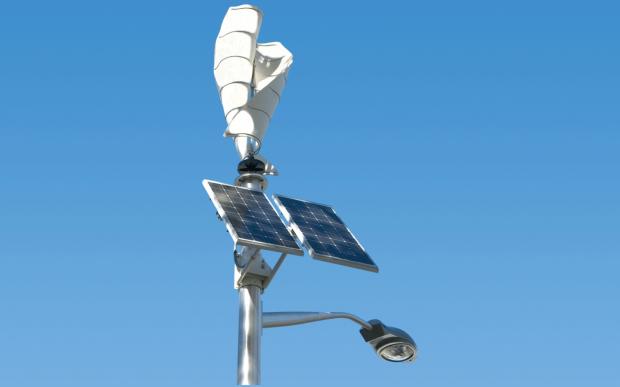 Poste de iluminação pública à base de energia solar