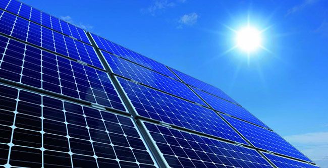 Painéis solares fotovoltaicos convertem a luz solar em corrente elétrica